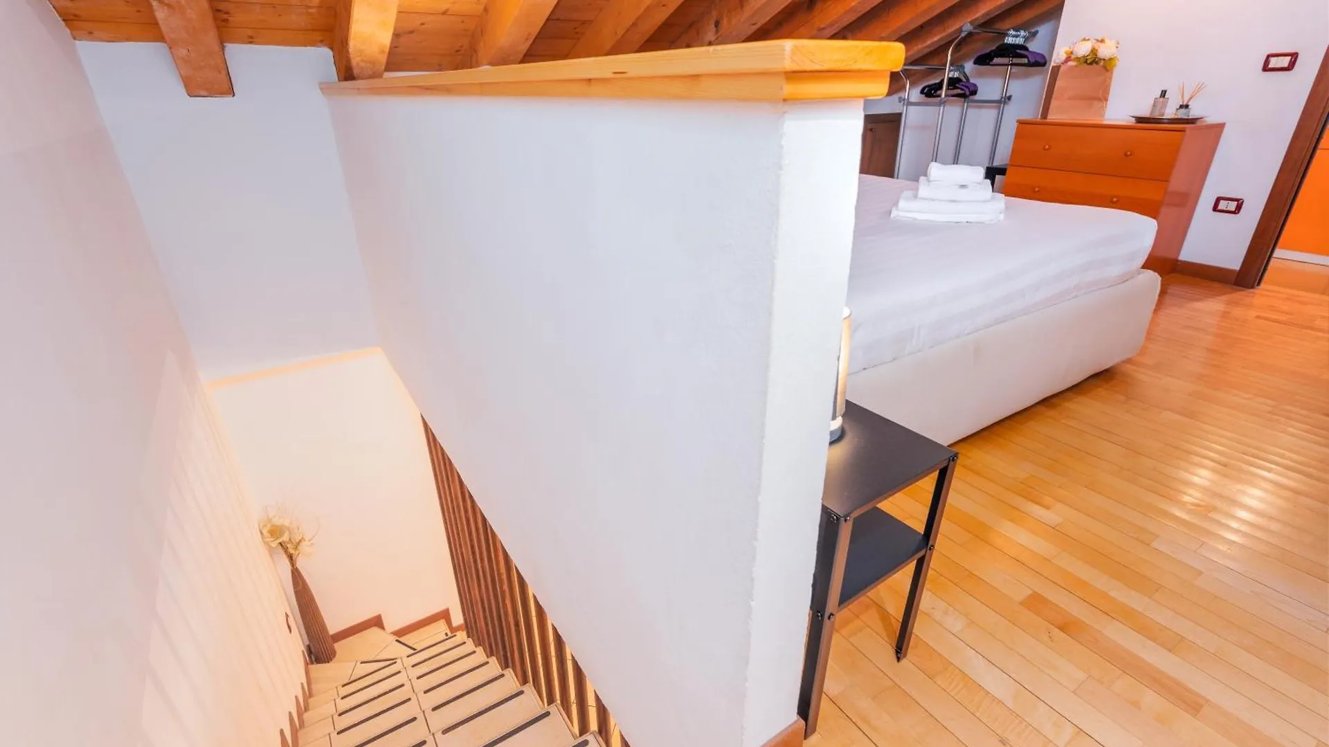 Keys Of Italy - Salutati Stylish Bedroom Apartment Milan Italy