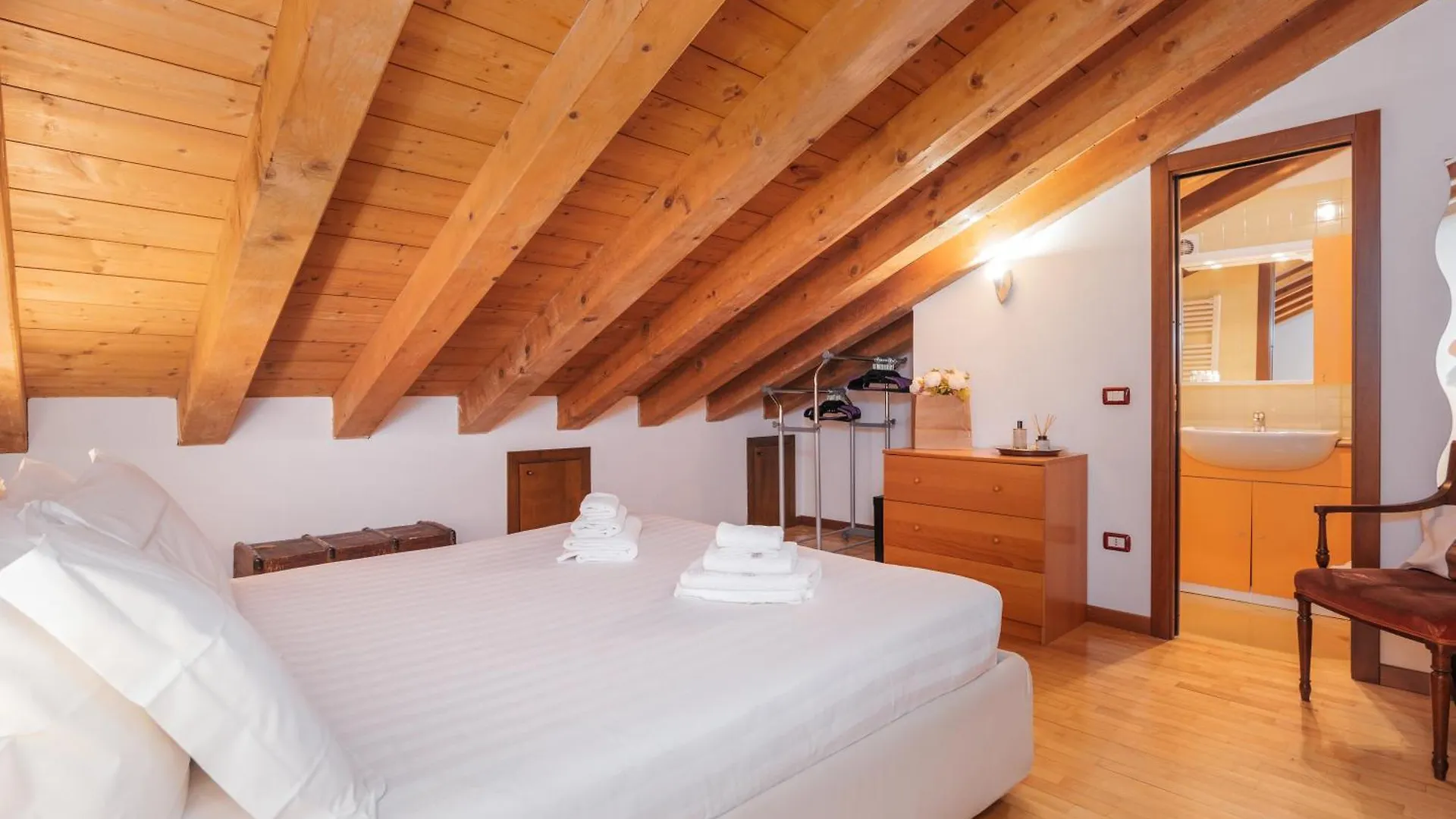 Keys Of Italy - Salutati Stylish Bedroom Apartment Milan Italy
